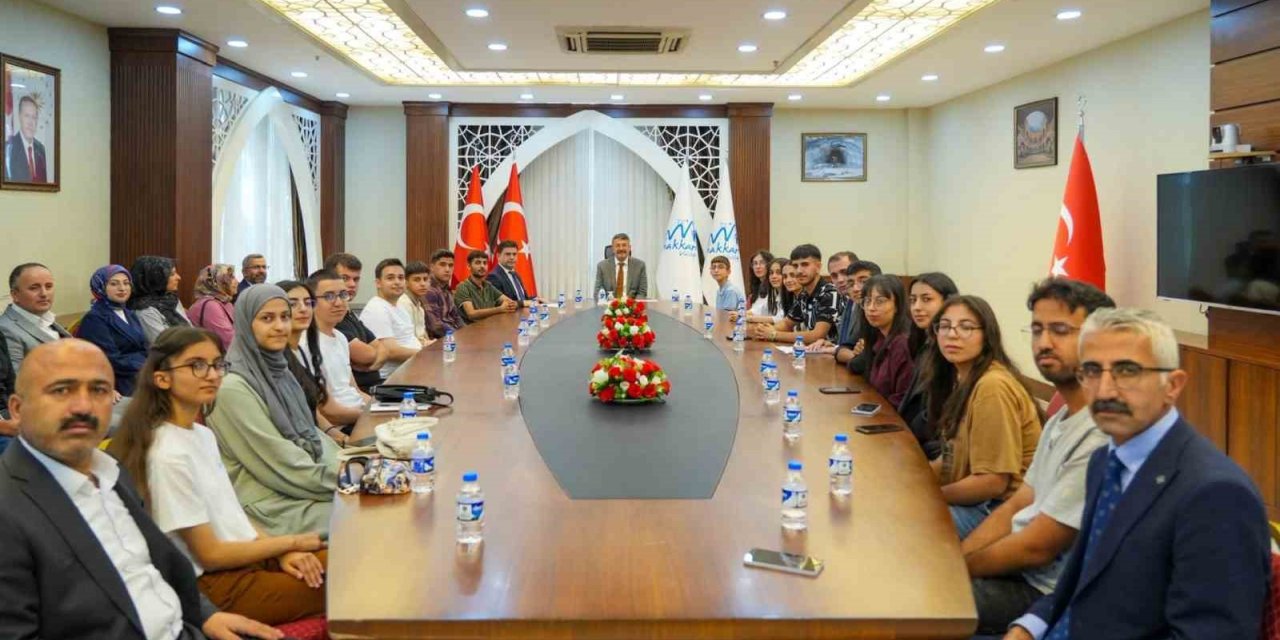 Vali Çelik başarılı öğrencileri kabul etti