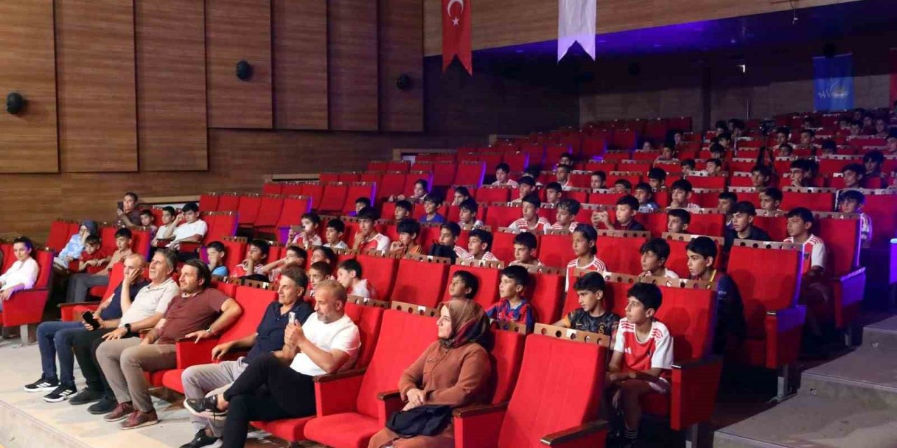 Yaz spor okullarındaki öğrencilere sürpriz sihirbazlık gösterisi