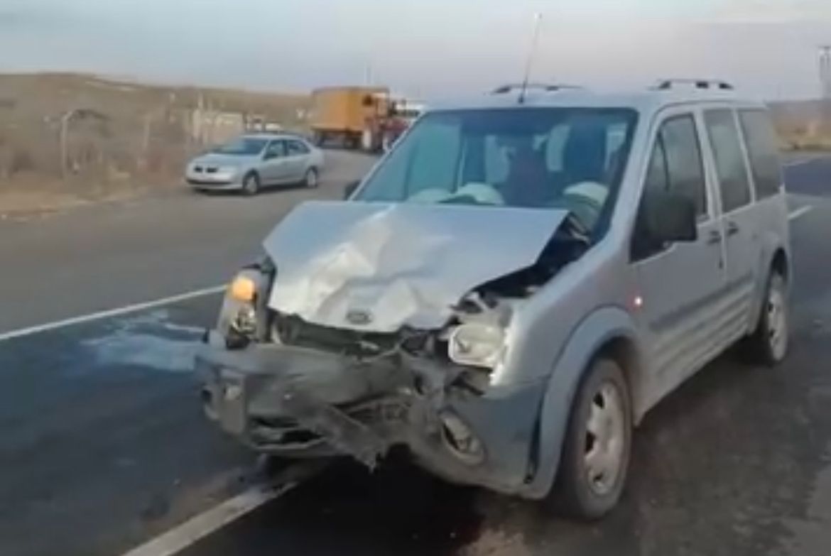 Kars'ta iki otomobil çarpıştı: 1'i hamile kadın 2 kişi yaralandı