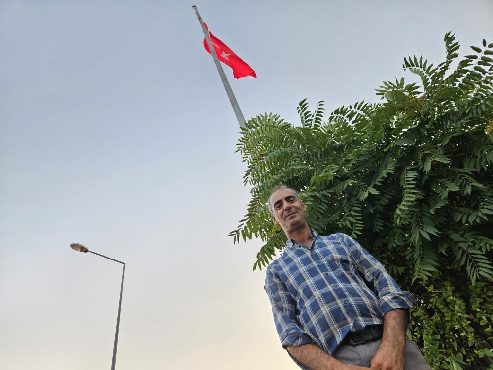 Karslı esnaf, boş direği Türk bayrağıyla buluşturdu