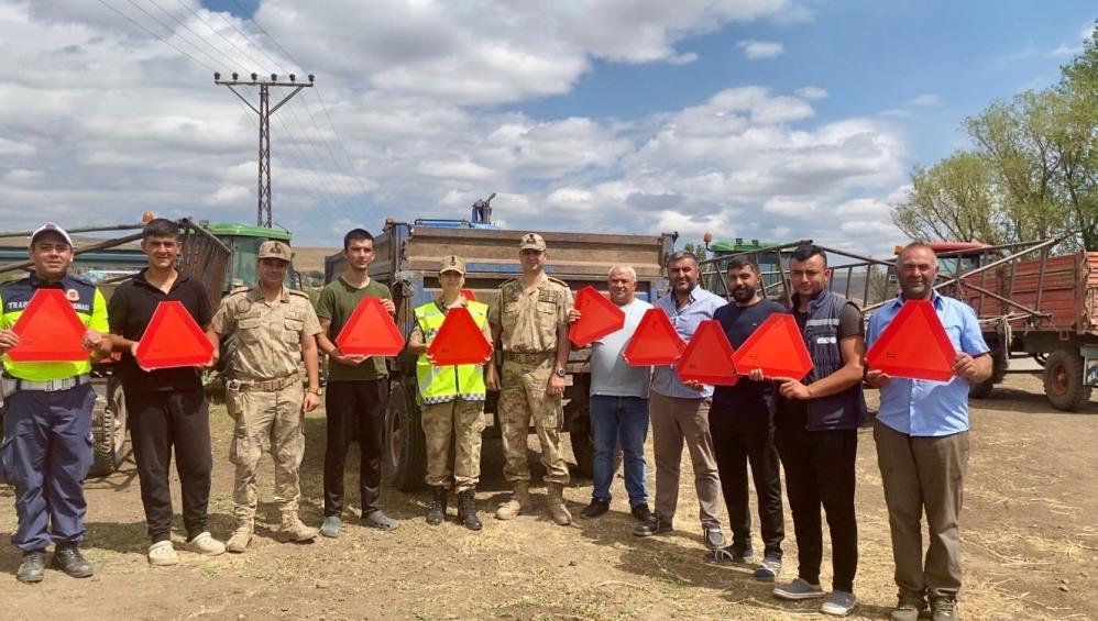 Arpaçay’da jandarma çiftçileri bilgilendirdi