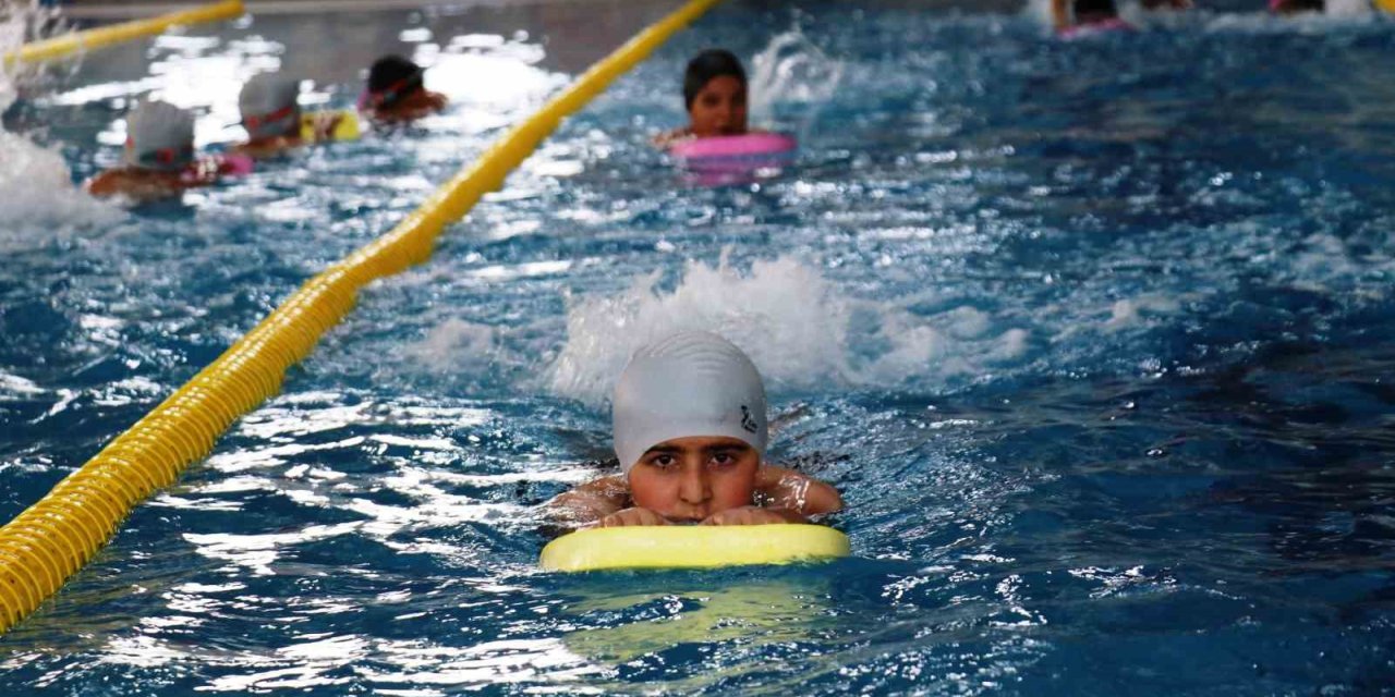 Yüzme havuzu ile hem yarışmalara hazırlanıyorlar hem serinliyorlar