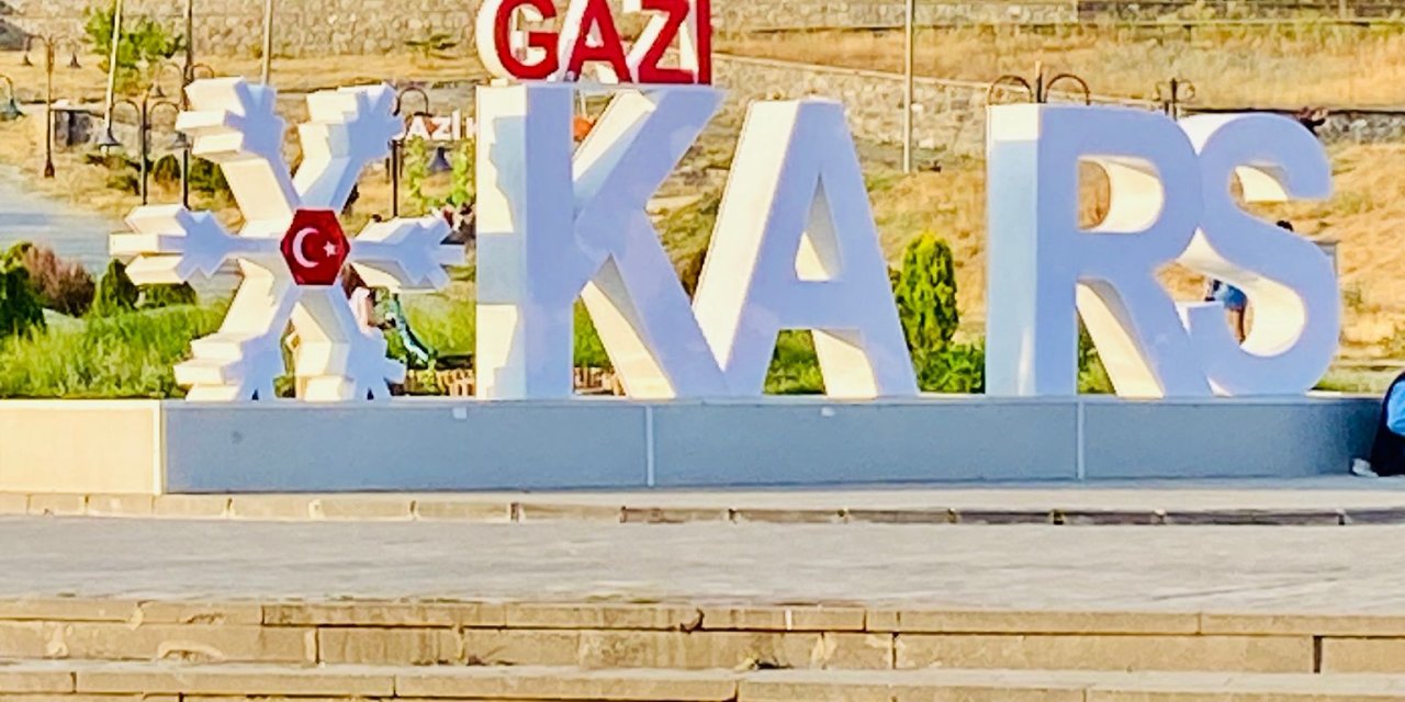 Kars’ta Şehrin Simgesi: “Gazi Kars” Yazısı Ziyaretçilerini Karşılıyor
