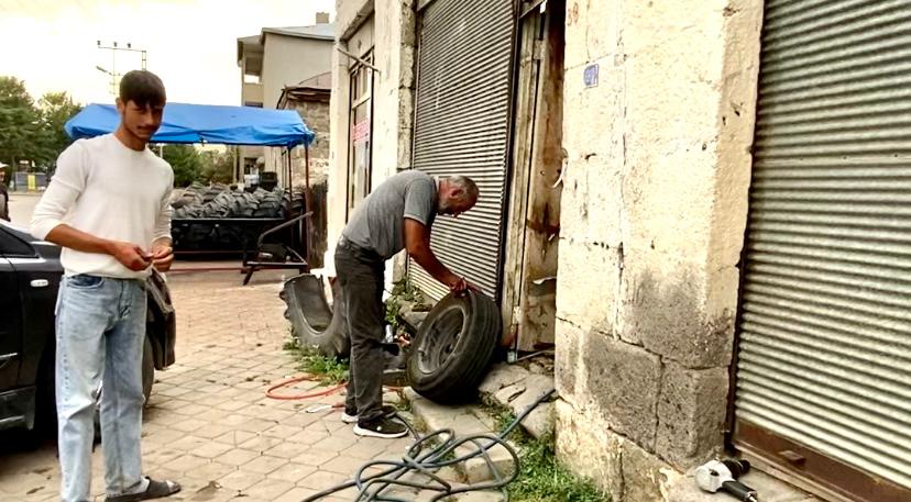Arpaçay’da Haydar Usta’nın Lastik Mesaisi
