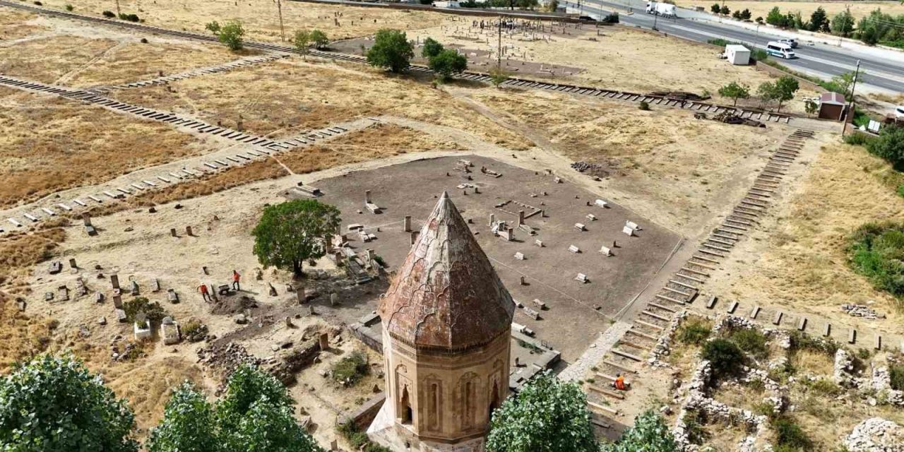 Van Valisi Balcı, Selçuklu Mezarlığı’ndaki çalışmaları inceledi