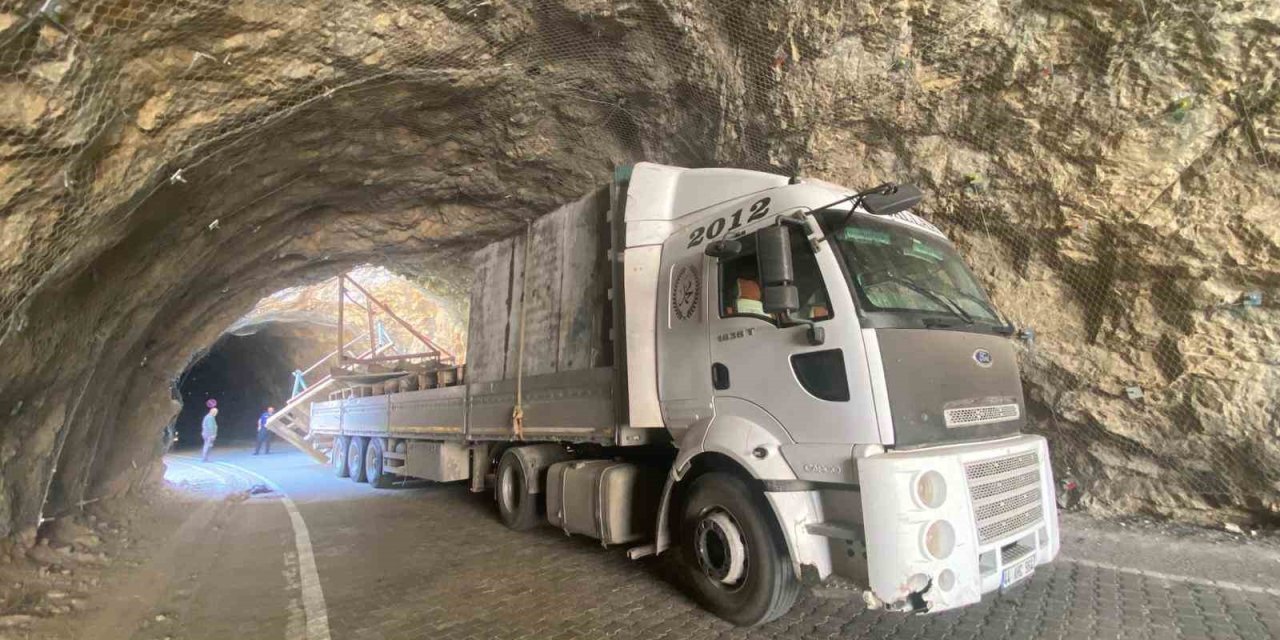 Taş Yolu tırın tünele sıkışması sonucu ulaşıma kapatıldı