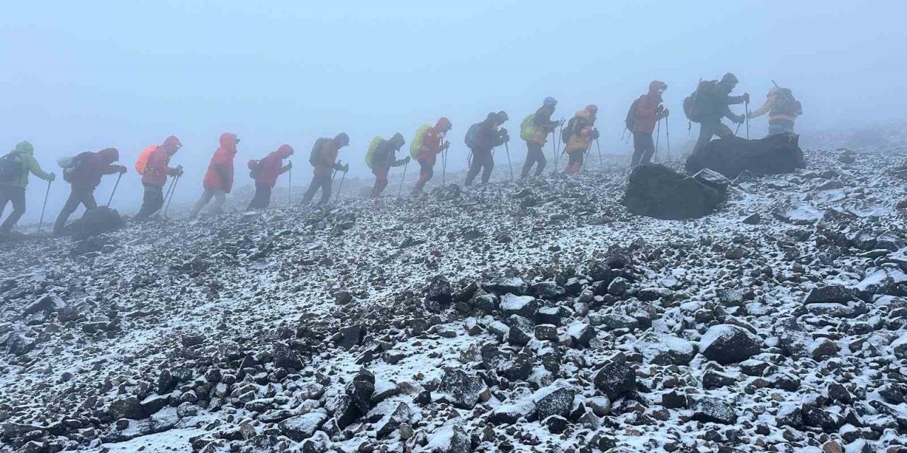 Vanlı dağcılar 7 günde Türkiye’nin en yüksek üç zirvesine çıktı