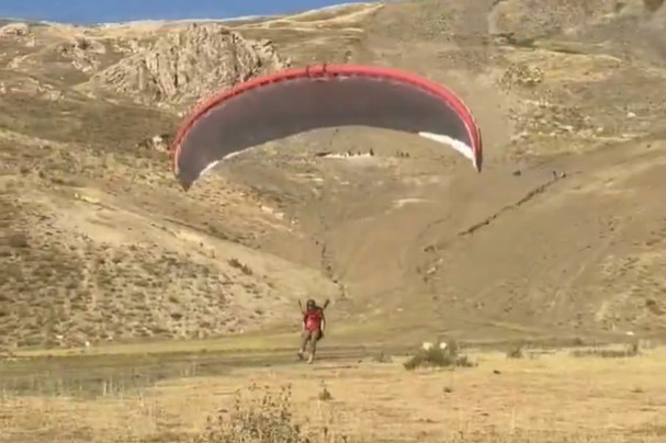 Hakkari’de yamaç paraşütü eğitimi düzenlendi