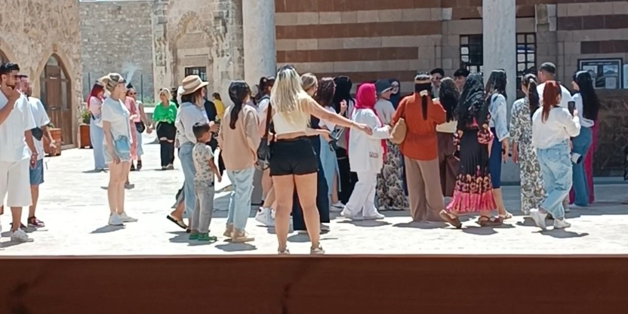 Van’da tarihi camiye uygunsuz kıyafetlerle girilmesi tepki topladı