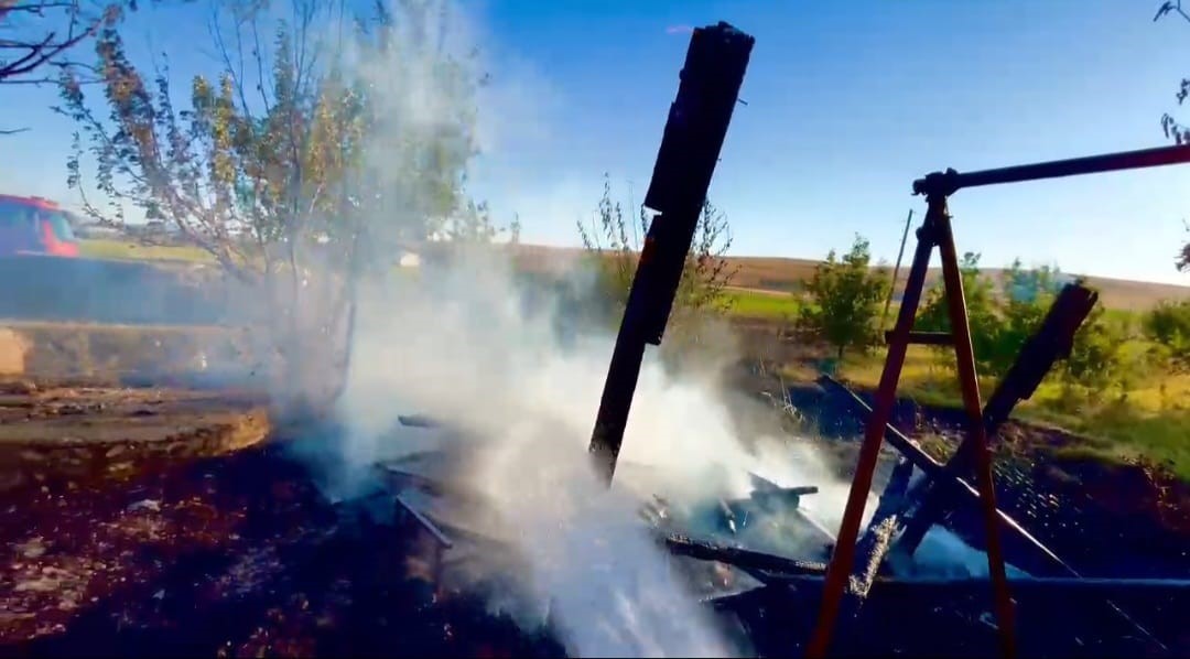 Elazığ’da bahçede çıkan yangın büyümeden söndürüldü