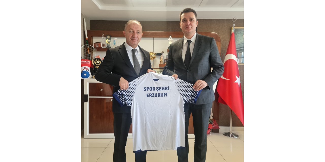 Günaydın’a forma hediye etti