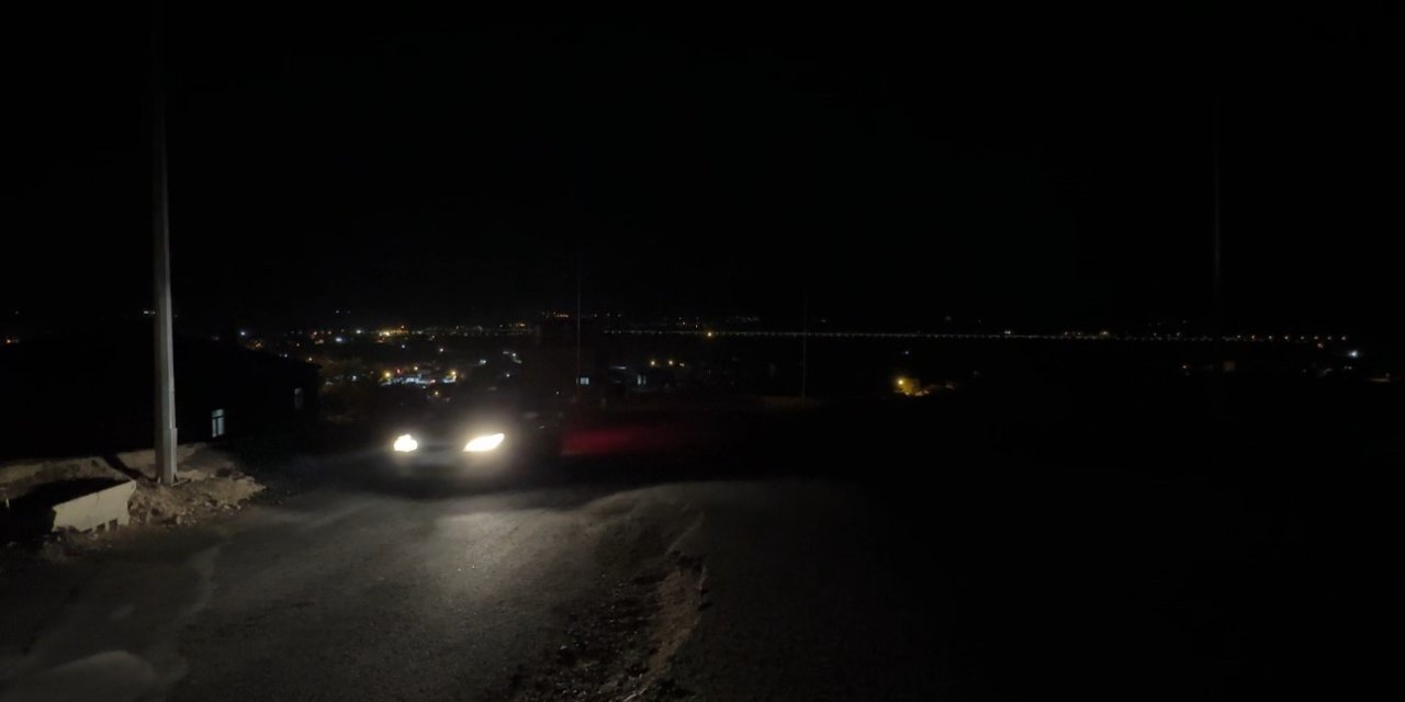 Yüksekova’da aydınlatma sorunu: "Direkler var ama lambalar yanmıyor"