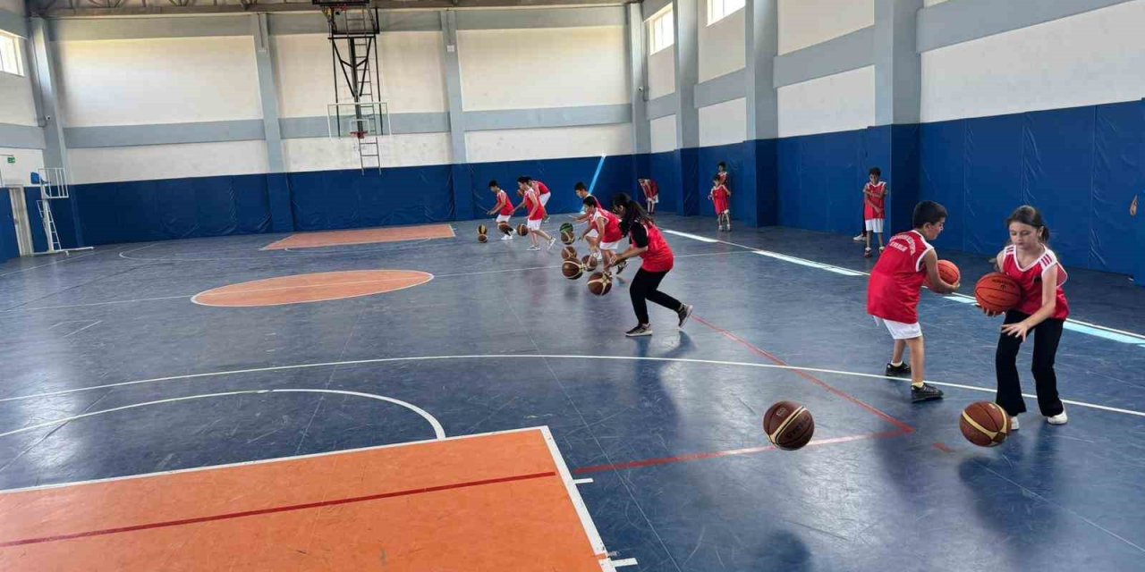 Vanlı minikler basketbol ile yaz tatillerini değerlendiriyor