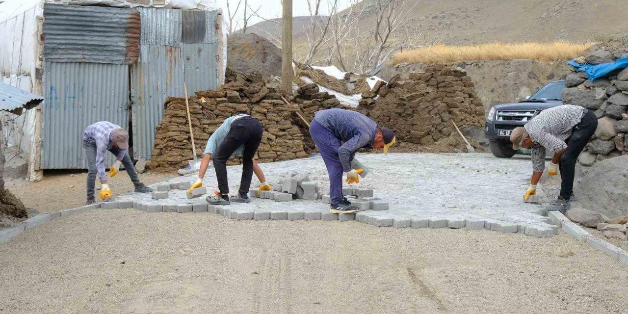 Ağrı’da köy yollarında asfalt ve kilit parke çalışmaları tamamlandı