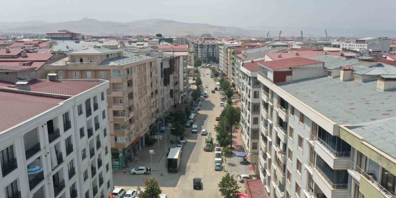 Van Büyükşehir Belediyesi Suvaroğlu Caddesi’ni yeniliyor