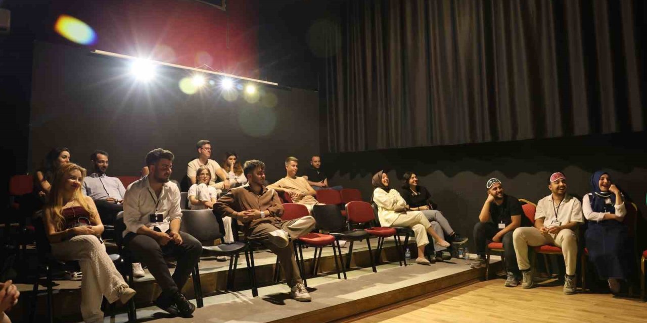 Bilet alan seyirci, bu kez oyuna dahil oldu