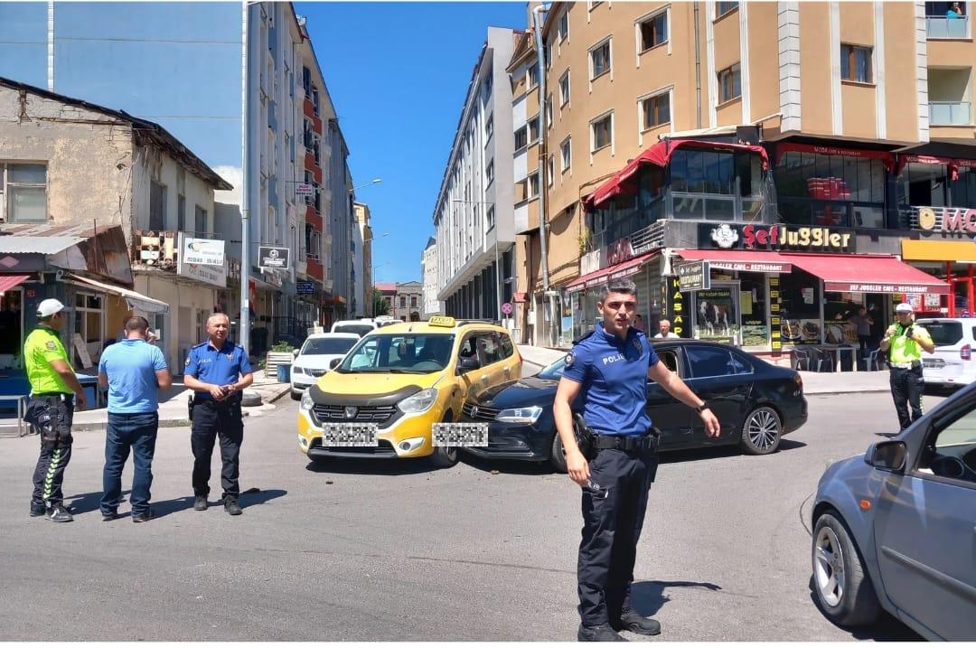 Kars'ta iki otomobil çarpıştı