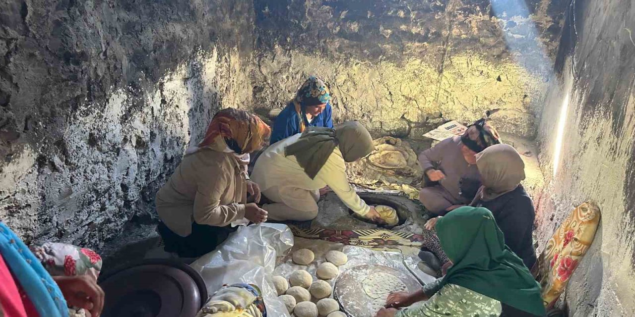 Taşlıçay Kaymakamı Kılıç, köy ziyaretinde tandır ekmeği pişirdi