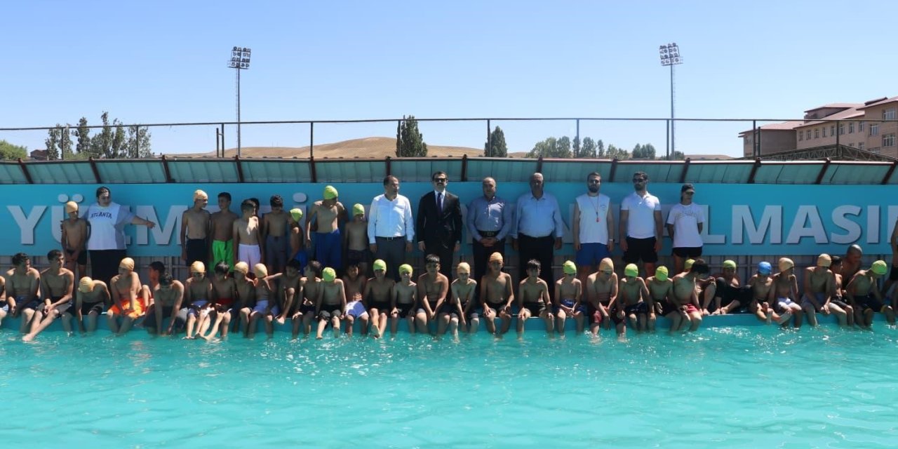 Tutak Kaymakamı Coşkun, yüzme havuzunda incelemelerde bulundu