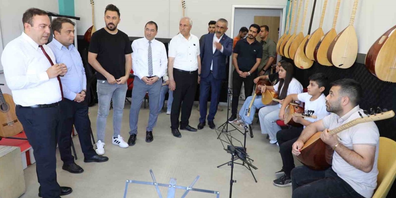 Ağrı Vali Yardımcısı Karataş, Eleşkirt Gençlik Merkezini ziyaret etti