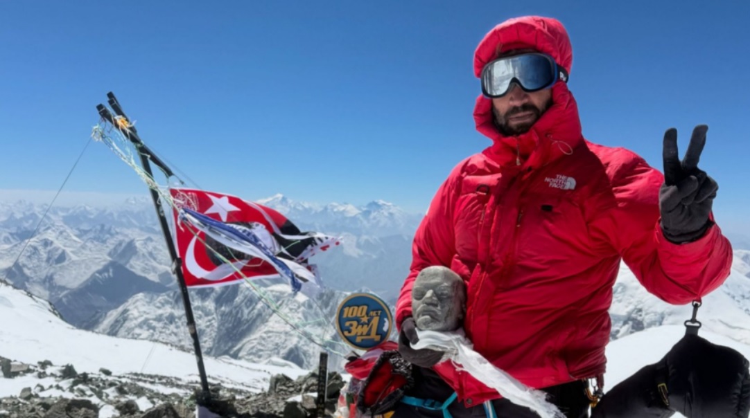 Karslı Dağcı Alpay Korkmaz, Lenin Dağına zirve yaptı