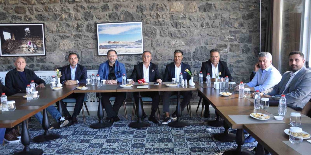 Gazi Kars Eğitim ve Kültür Vakfı yönetimi basınla buluştu