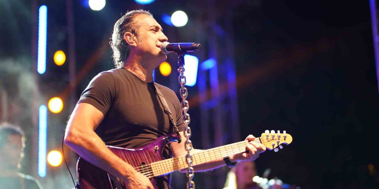 Anadolu rock müziğinin sevilen ismi Kıraç, Erzincan’da konser verdi