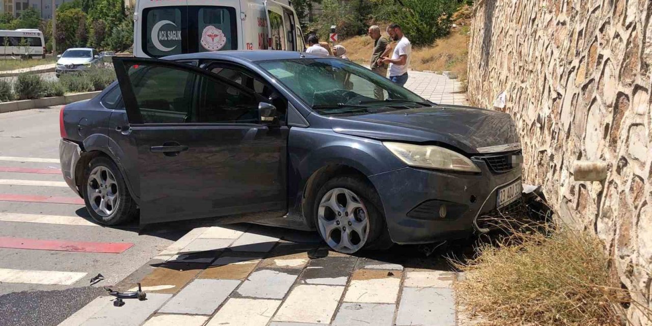 Otomobil duvara çarptı: 1 yaralı