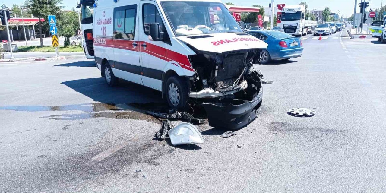 Malatya’da kaza ihbarına giden ambulans kaza yaptı