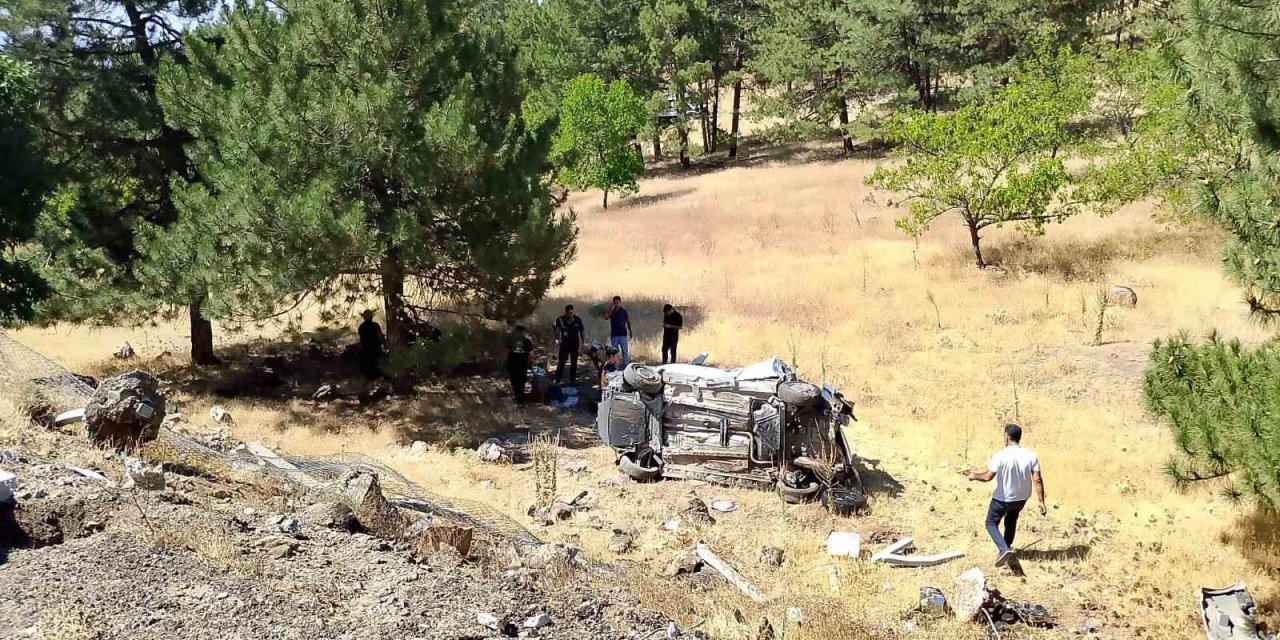 Elazığ’da hafif ticari araç şarampole uçtu: 3 yaralı