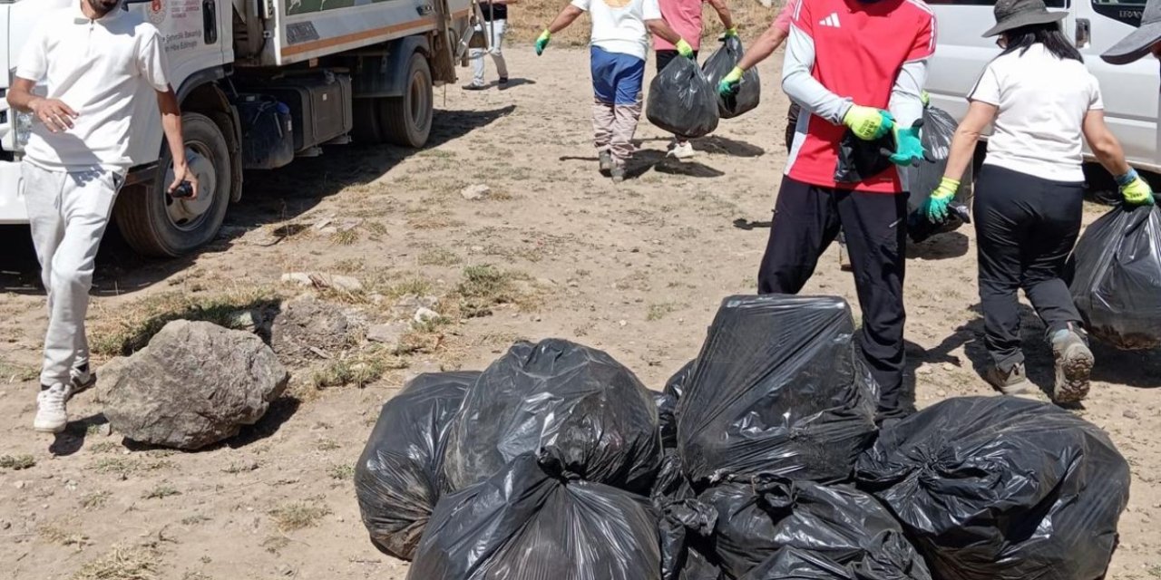 Esendere Belediyesi gönüllerle Sat Gölleri’nde çevre temizliği yaptı