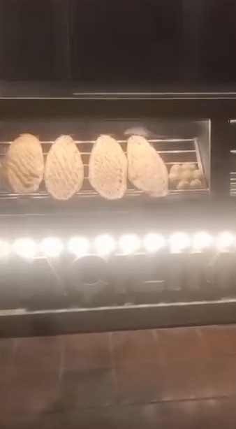 Elazığ’da bir fare ekmeklerin üstünde gezerken görüldü