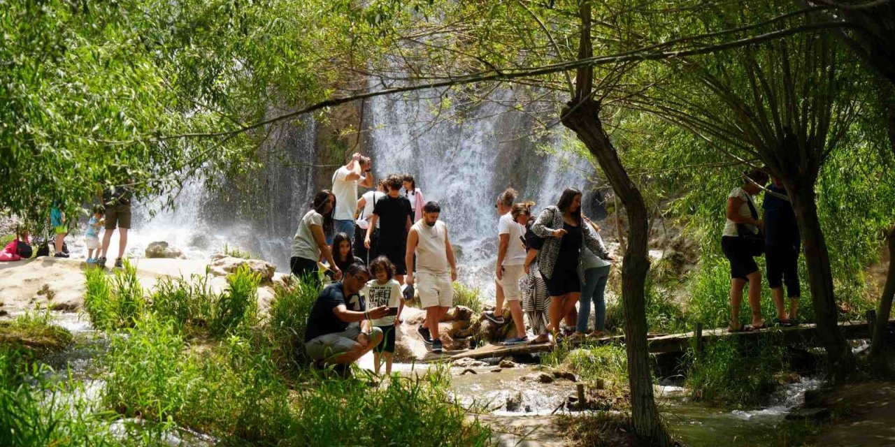 Kavurucu sıcaklarda Girlevik Şelalesinde serinliyorlar