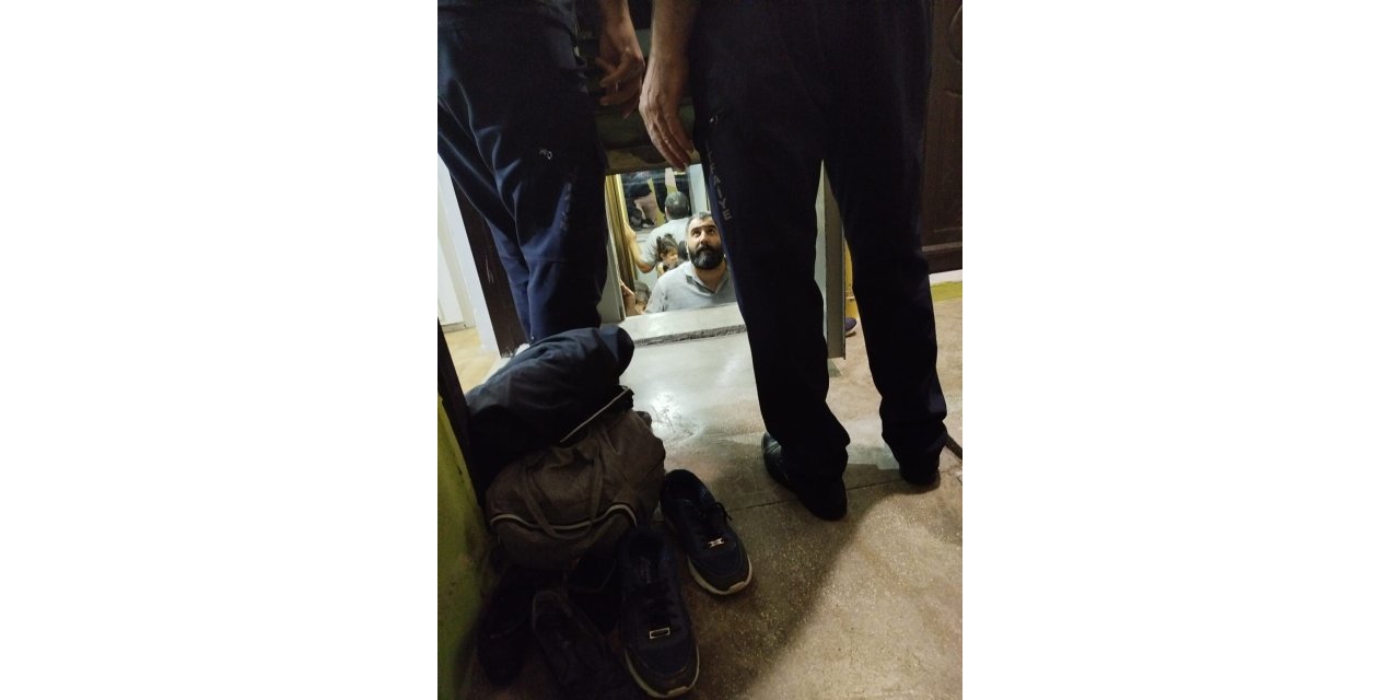 Asansörde kalan aileyi ekipler kurtardı