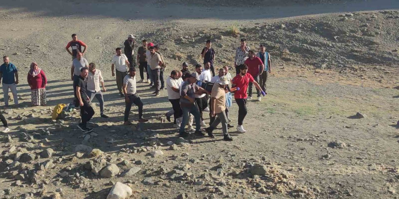 Van’da traktörün römorku devrildi: 8 yaralı