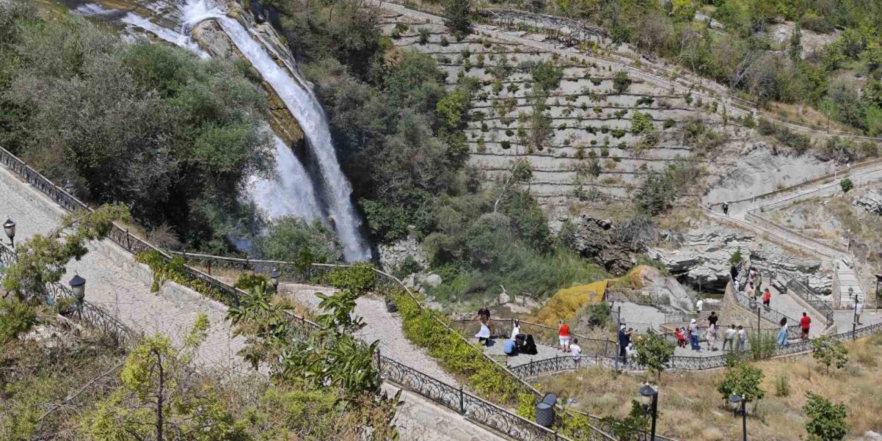 Tortum Şelalesi’nde su seviyesi düştü, ziyaretçi ilgisi sürüyor