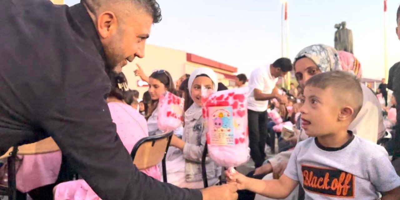 Hayırsever iş insanı Kaya’da 3 bin çocuğa pamuk şekeri ikramı