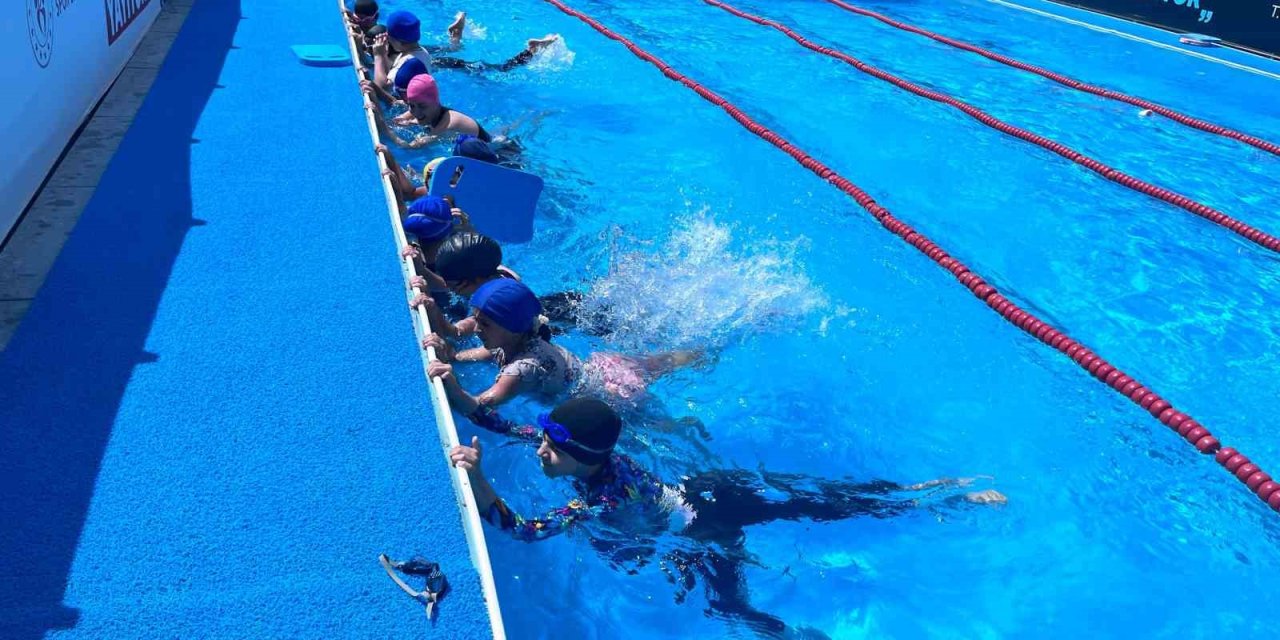 Tercan’da yüzme kursu açıldı