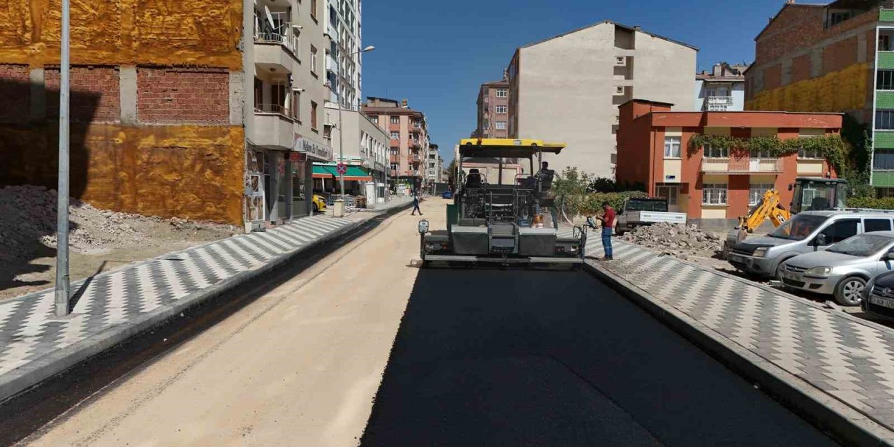 Elazığ’da yol yenileme çalışmaları devam ediyor