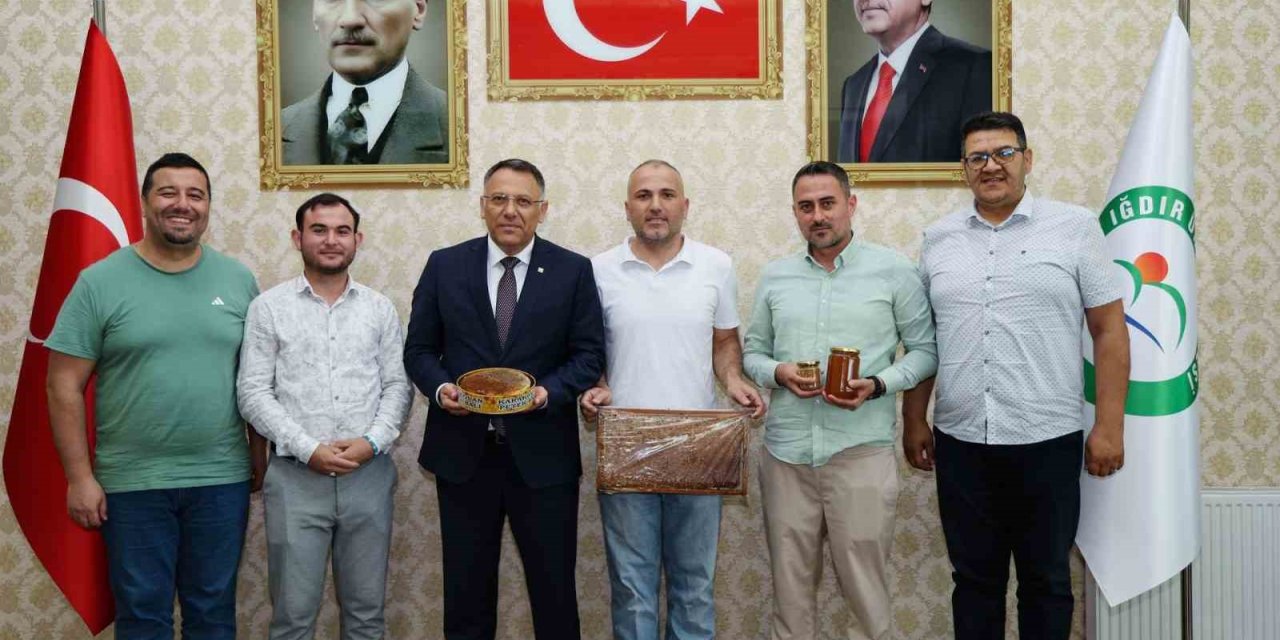 Iğdır Üniversitesi Ağrı Dağı eteklerinde ürettiği balın hasadını yaptı