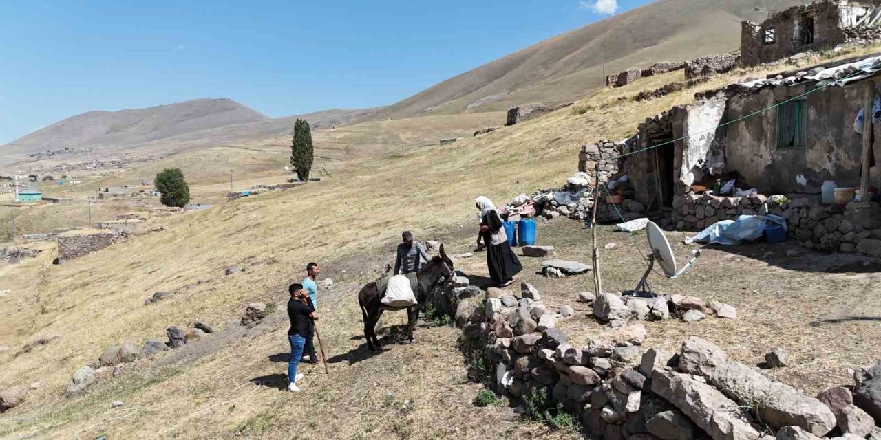 Iğdır’da 2025 yılında eşek sırtında su taşıyorlar