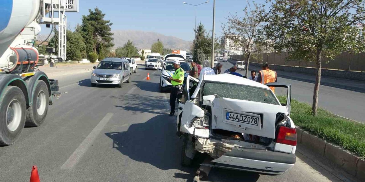 Malatya’da 4 aracın karıştığı kaza trafiği felç etti