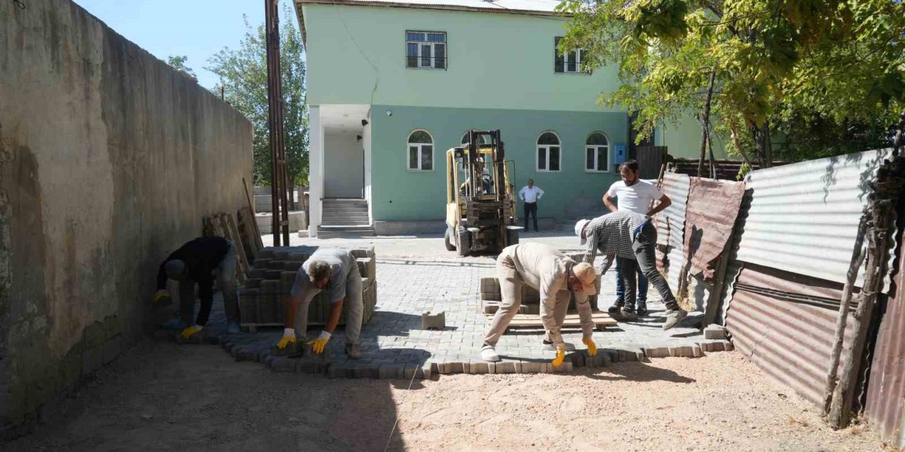 Çamurlu yol sorunu kilitli parke taşıyla çözüme kavuşuyor