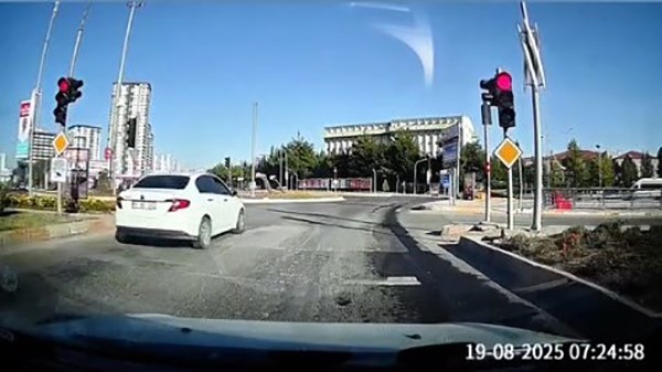 Sürücülerin kırmızı ışık ihlalleri kameralara yansıdı