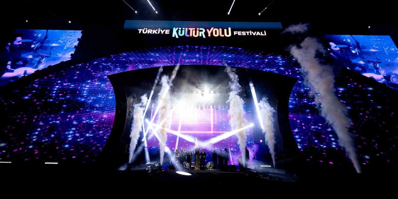 Merve Özbey memleketi Erzurum’da rüzgâr gibi esti