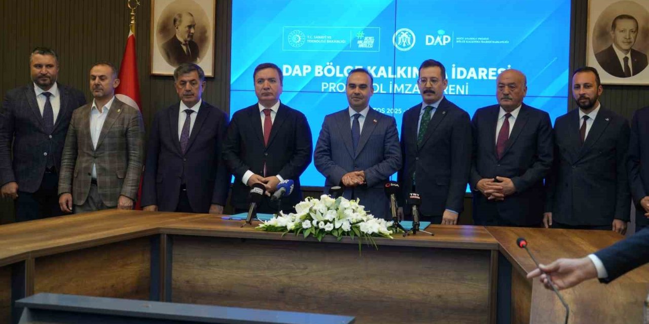 Bakan Kacır, Erzincan’da protokol imza törenine katıldı