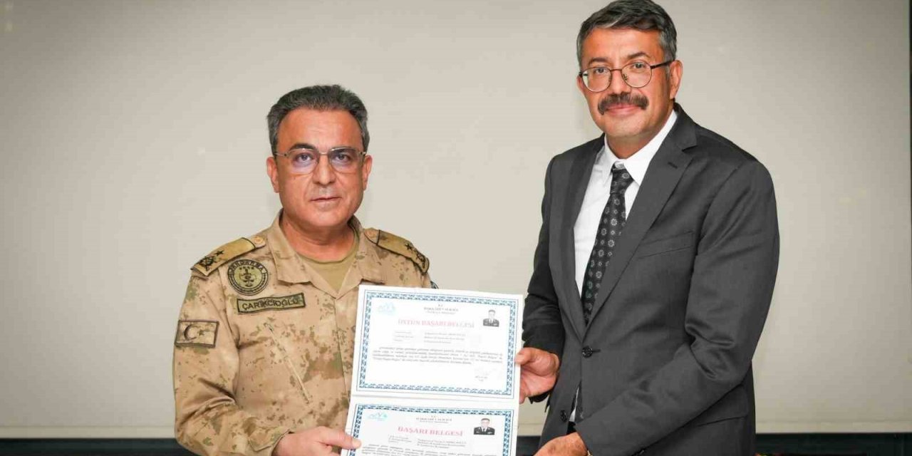 Hakkari’de tayini çıkan komutanları veda yemeği