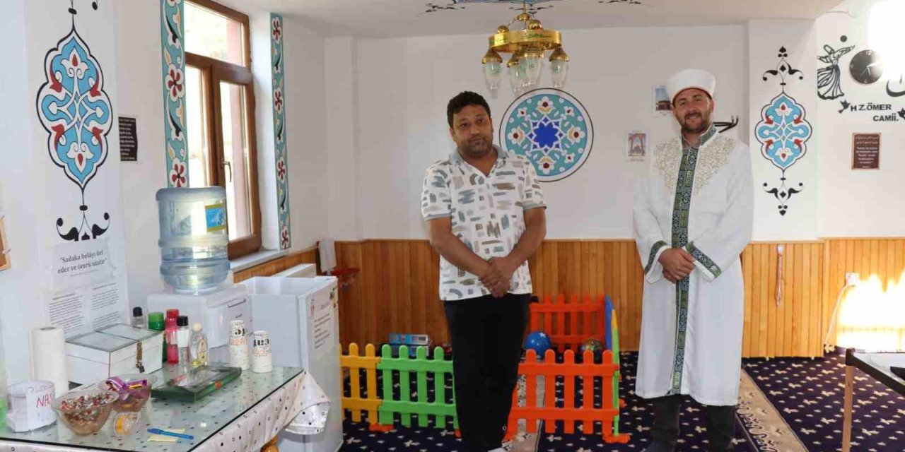 Yol kenarındaki cami yolcuların uğrak yeri