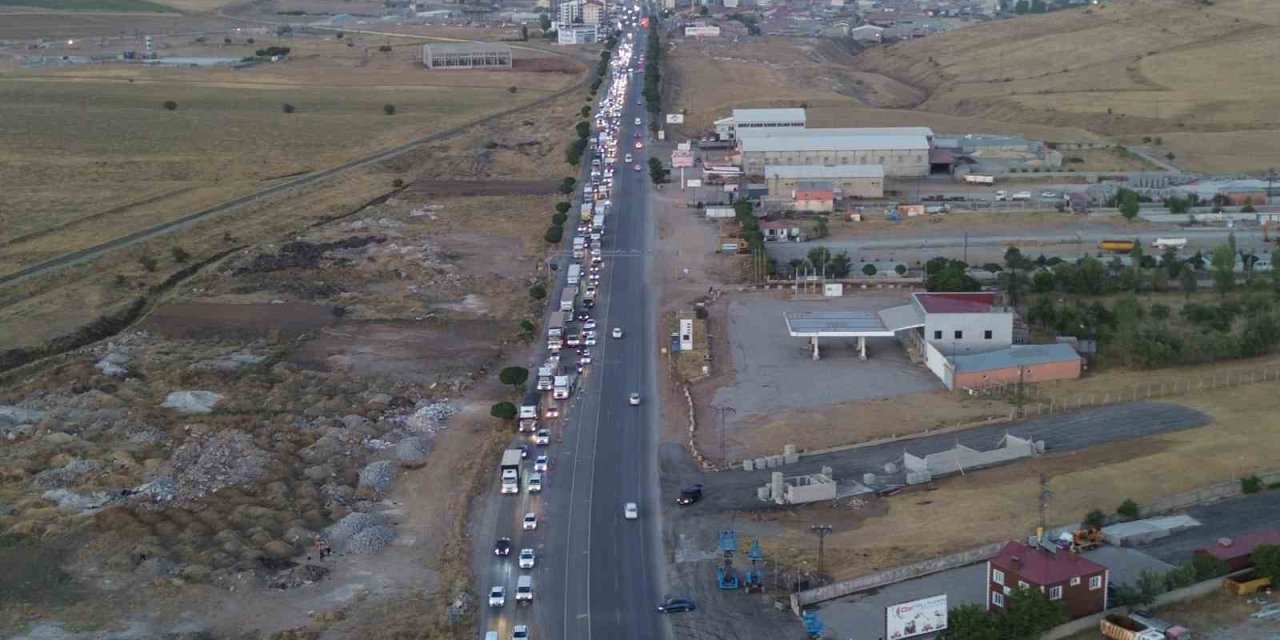 Bitlis-Tatvan kara yolunda kilometrelerce araç kuyruğu oluştu
