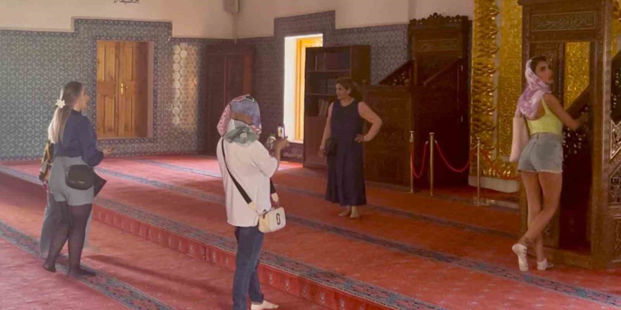 Van’da tarihi camiyi uygunsuz kıyafetlerle ziyaret eden turistlerle ilgili tartışma sürüyor